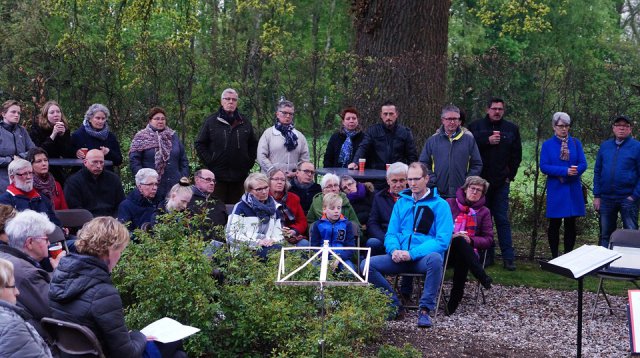 Efkes stille staon bie (vrijdag  5 mei 2017)